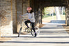 Casque vélo enfant vintage Thousand rose fille debout