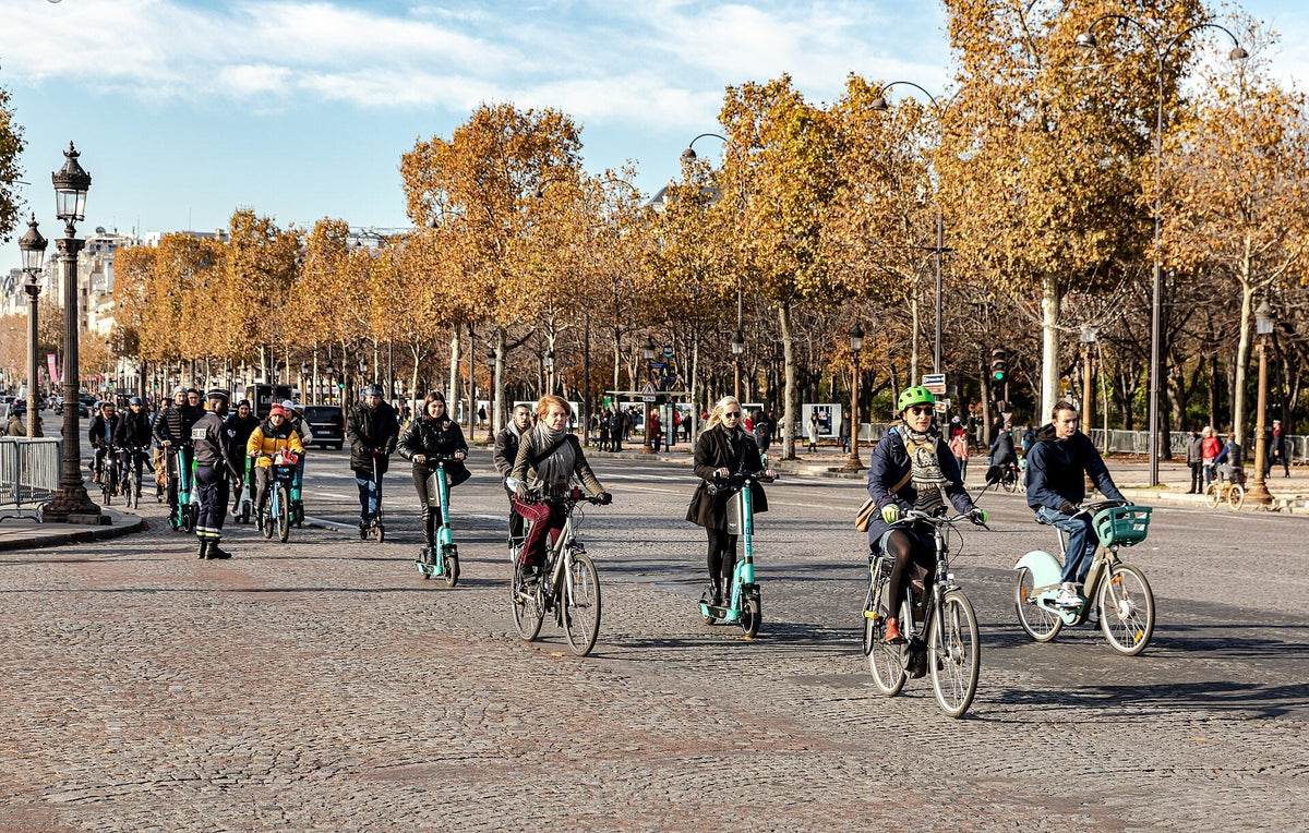 Cyclistes et Vélib' sur les Champs-Élysées en automne, plan vélo Paris 2027-2032