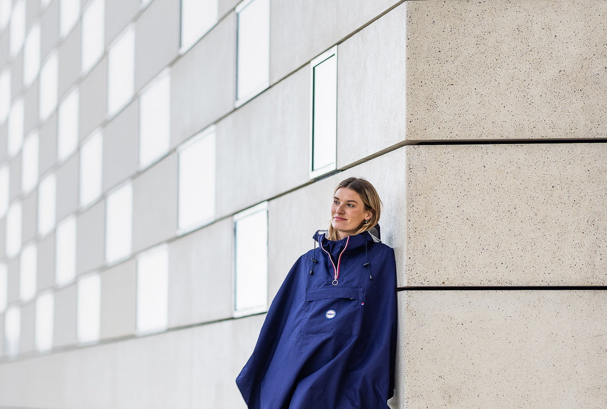 Femme en cape de pluie Le Temps des Grenouilles bleu marine