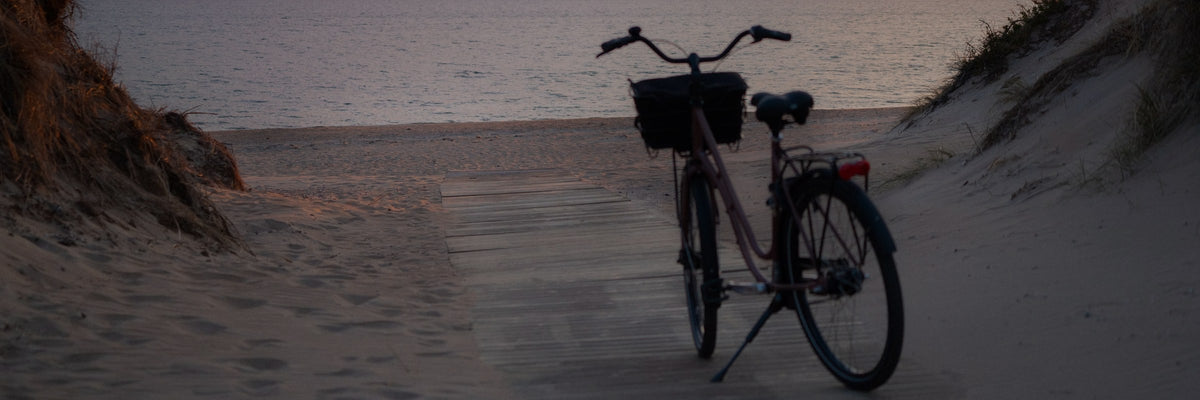 Vélo avec panier sur un chemin de plage en Suède au coucher du soleil, photo AtranVelo