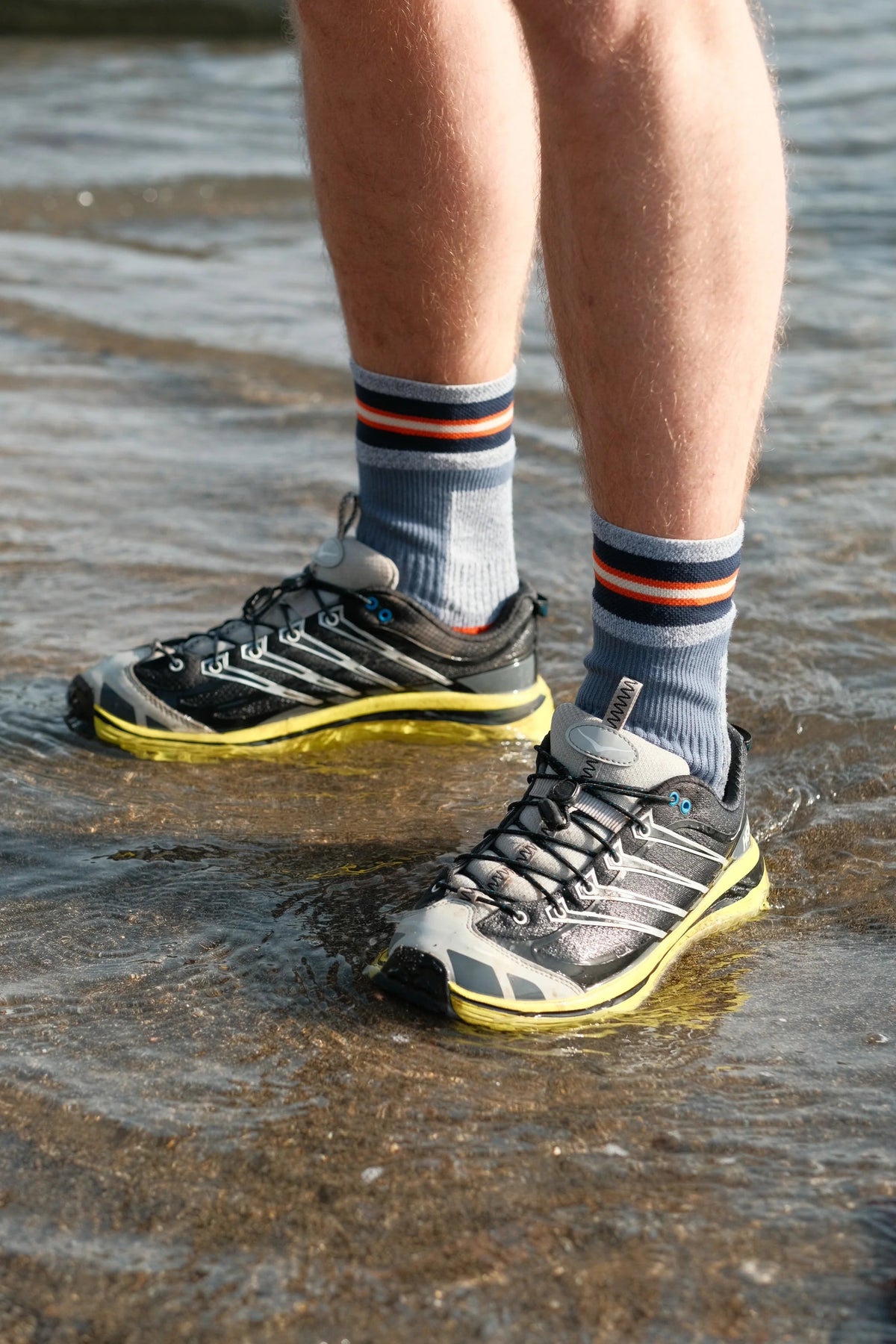 Chaussettes imperméables rayées portées avec des baskets