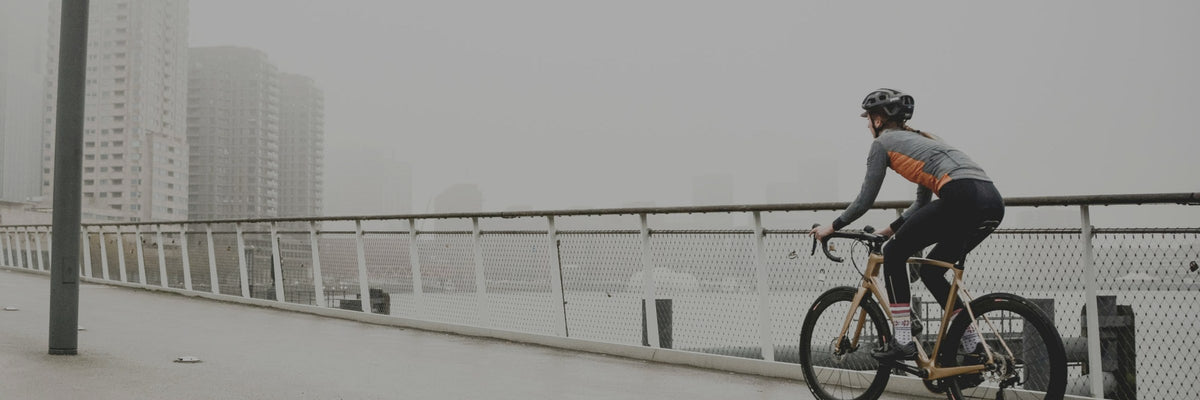 Cycliste équipé iGPSPORT sur un quai en ville par temps de brume
