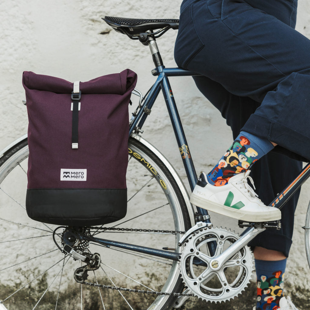 Sac à dos sacoche Mero Mero Annecy aubergine sur le porte-bagages