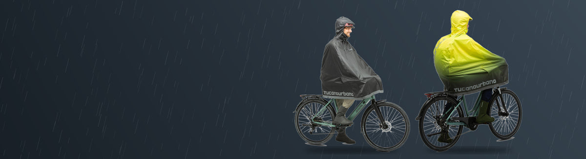 Deux cyclistes sous la pluie avec les capes Tucano Urbano Garibaldina Zeta noire et Zeta Color jaune fluo