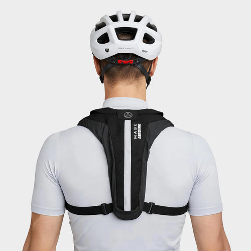 Cycliste portant le gilet airbag MASE Airding Compact AirRide, vu de dos