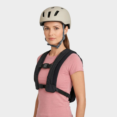 Cycliste portant l'airbag vélo MASE Airding Fusion AirRide, vue de trois quarts