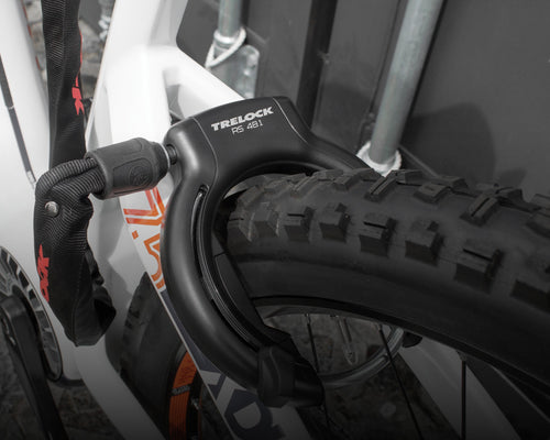 Antivol de cadre Trelock RS 481 XXL sur un pneu large, avec chaîne enfichable vers un arceau