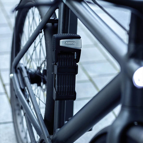 Antivol pliant ABUS Bordo 6500A SmartX sur son support, vélo en ville