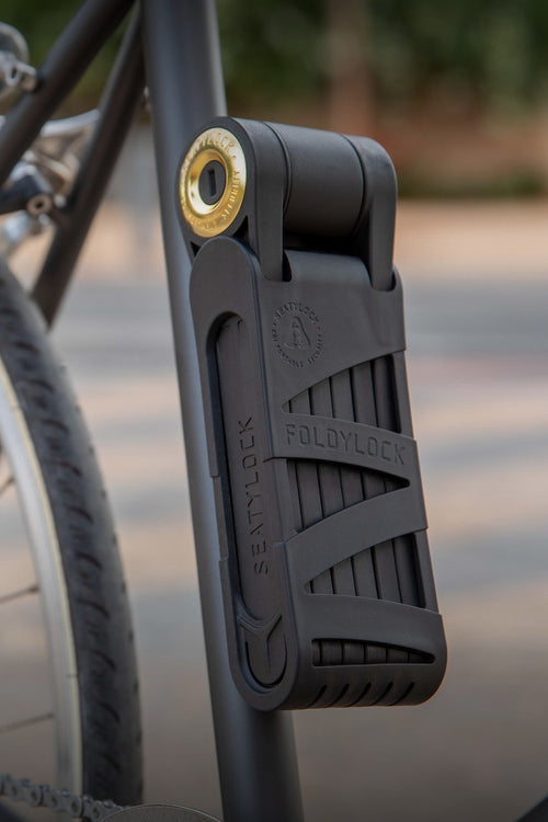 Antivol pliant Seatylock Foldylock Forever fixé sur le cadre d'un vélo en ville