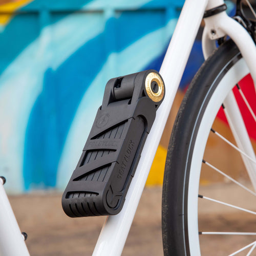 Antivol pliant Seatylock Foldylock Forever replié sur un vélo de ville