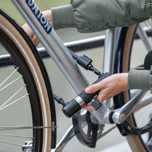 Antivol U AXA Newton Pro fixé sur le cadre d'un vélo de ville