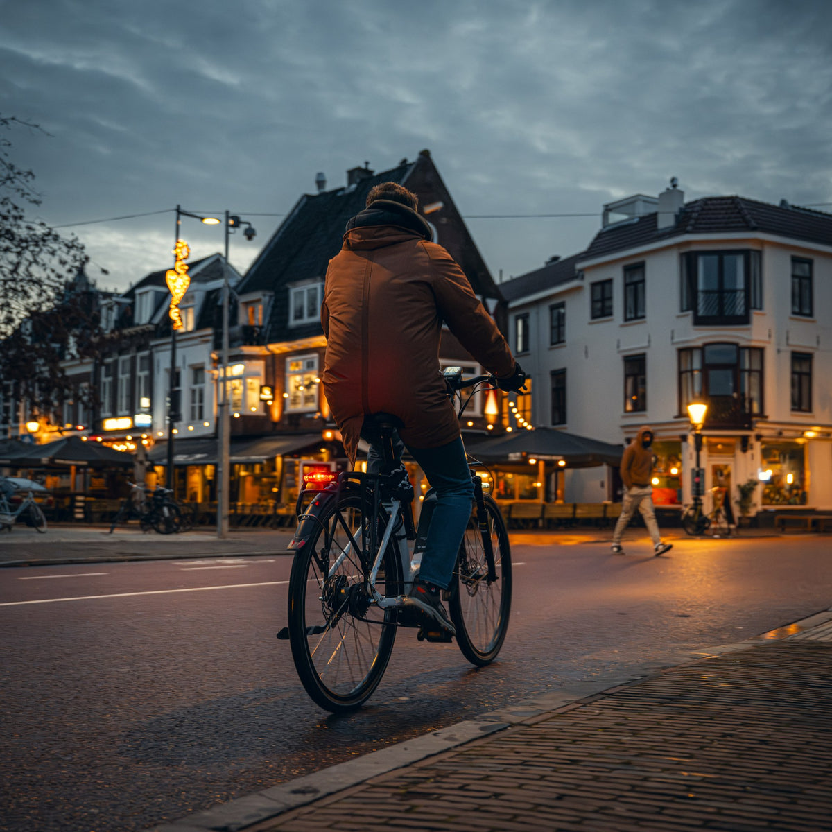 Cycliste au crépuscule dans une ville néerlandaise, éclairage AXA