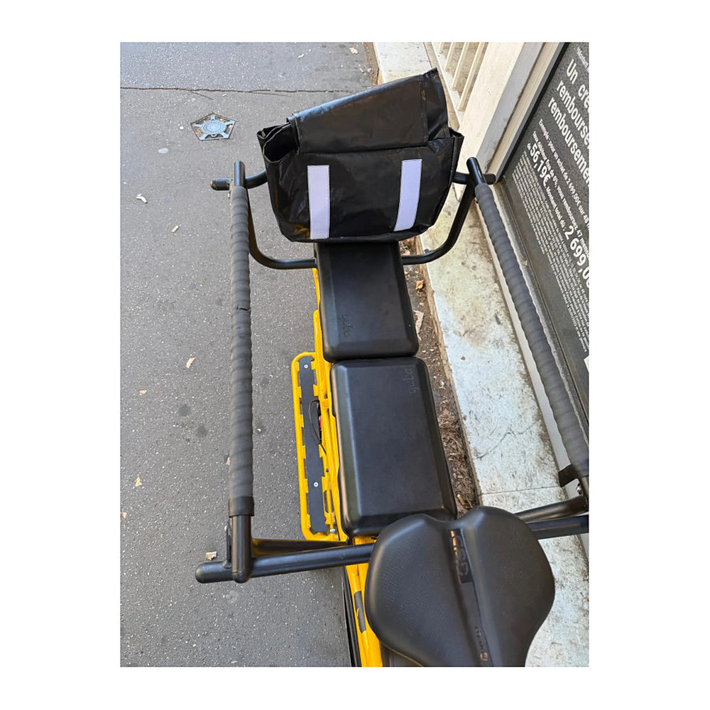 Bac arrière vélo longtail Suzon & Suzette - Bacatail 70 L – Noir – detail de la bache et des sangles