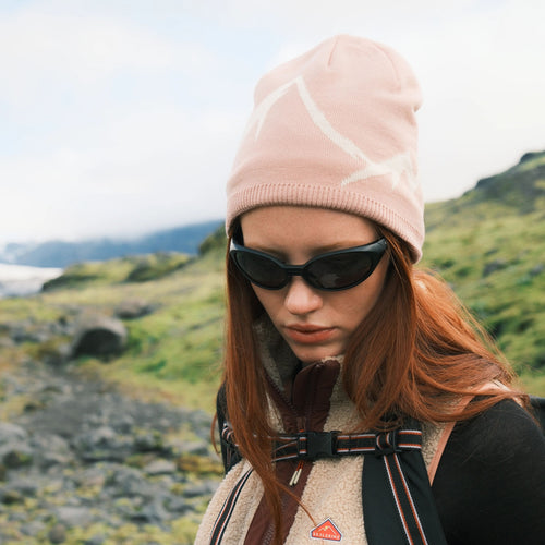 Bonnet imperméable Sealskinz Stoke rose porté