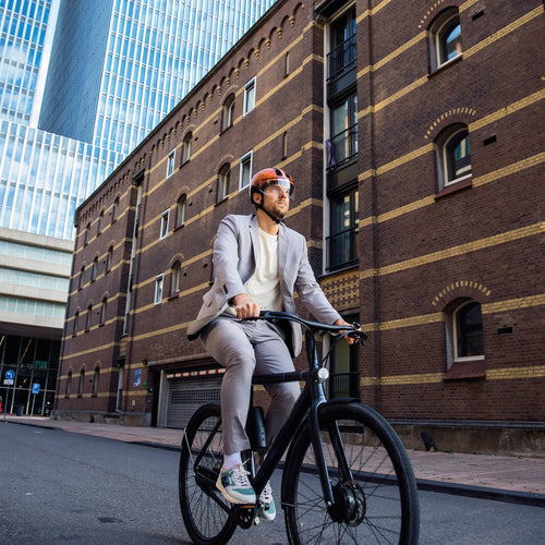 Casque ABUS HUD-Y ACE orange porté à vélo en ville