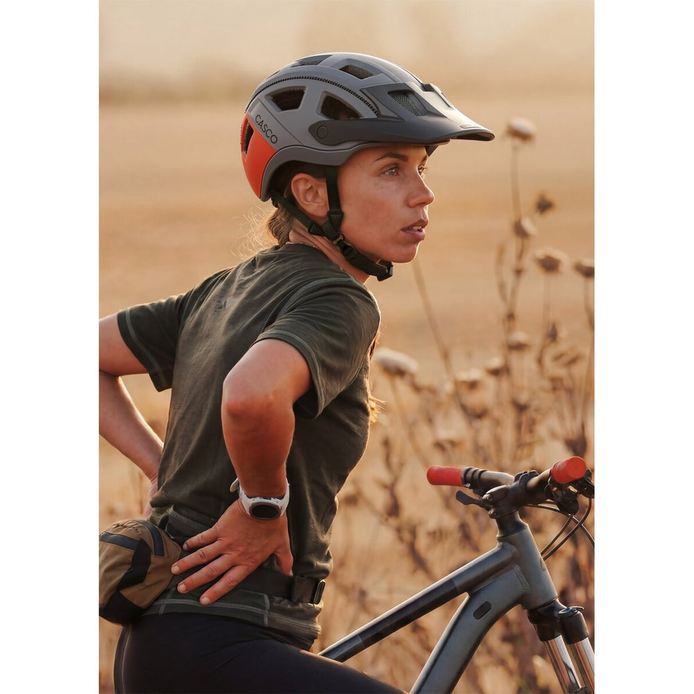 Casque Casco Cosmo Explorer Gris Basalte porté sur un chemin