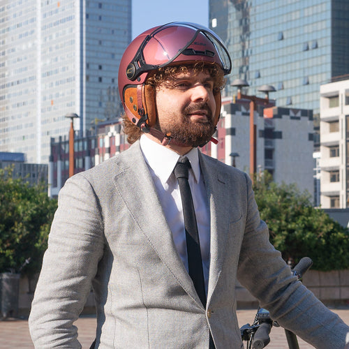 Casque vélo CGM Ebi Vintage bordeaux porté avec un costume