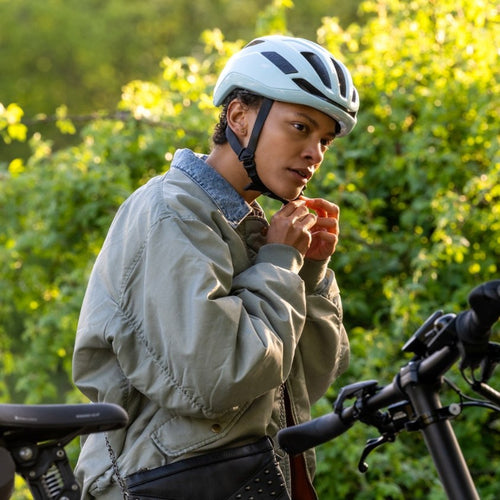 Casque Kask Sintesi porté à vélo en ville