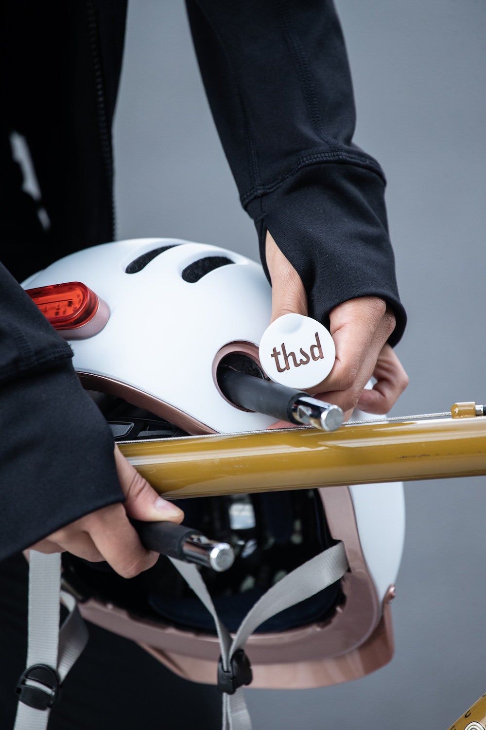 Casque Vélo Thousand Chapter Supermoon Blanc attaché avec un cadenas antivol avec le système Poplock