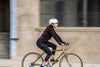 Casque Vélo Thousand Chapter Supermoon Blanc porté par une femme qui fait du vélo en ville