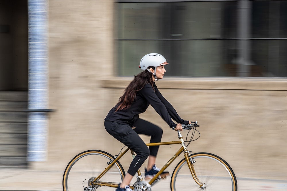 Casque Vélo Thousand Chapter Supermoon Blanc porté par une femme qui fait du vélo en ville