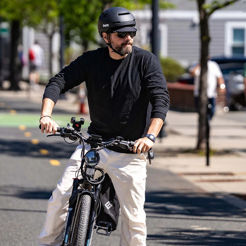 Casque vélo Bern Hudson MIPS noir porté à vélo en ville