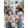 Casques Casco Mini 2 Bleu Spatial et Orange Tigre portés par deux enfants