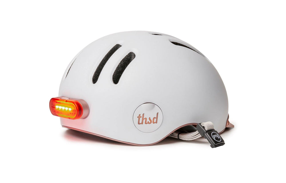 Casque Vélo Thousand Chapter Supermoon Blanc Vue de 3/4 Arrière avec Lumière Aimantée Allumée