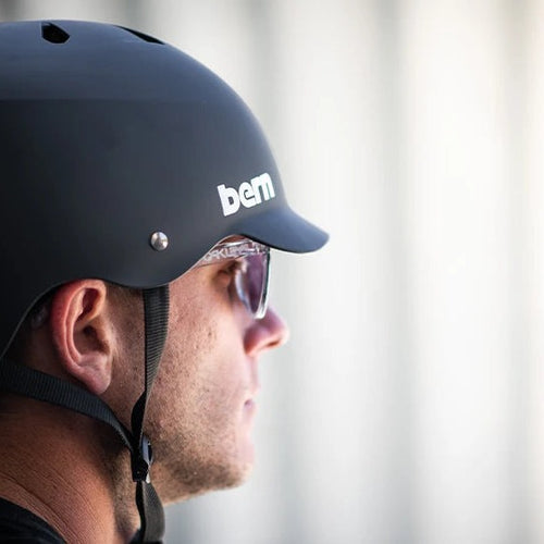 Casque vélo Bern Watts noir mat porté, visière courte