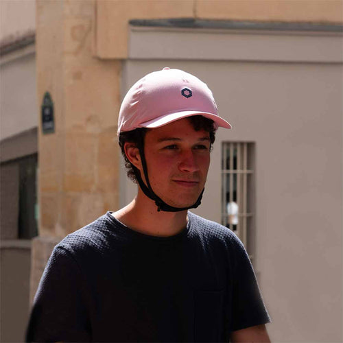 Textile casquette Neoca rose sur le casque, porté en ville