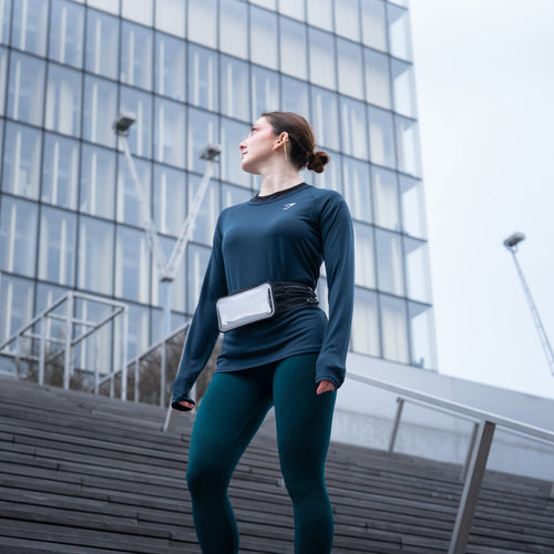 Ceinture de sport magnétique Shapeheart portée en ville avec un smartphone