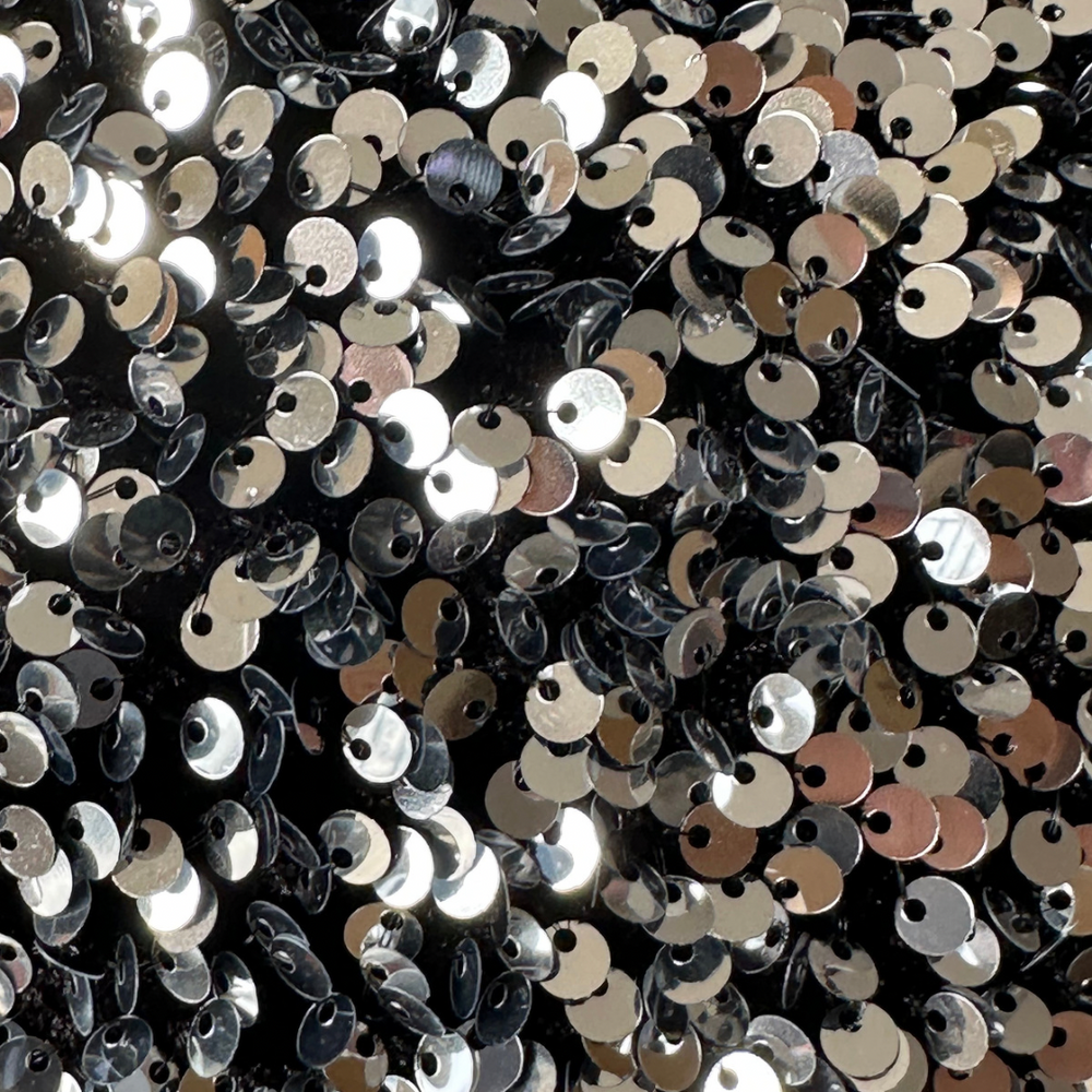 Gros plan des paillettes argentées Big Sequins Argent Helmut