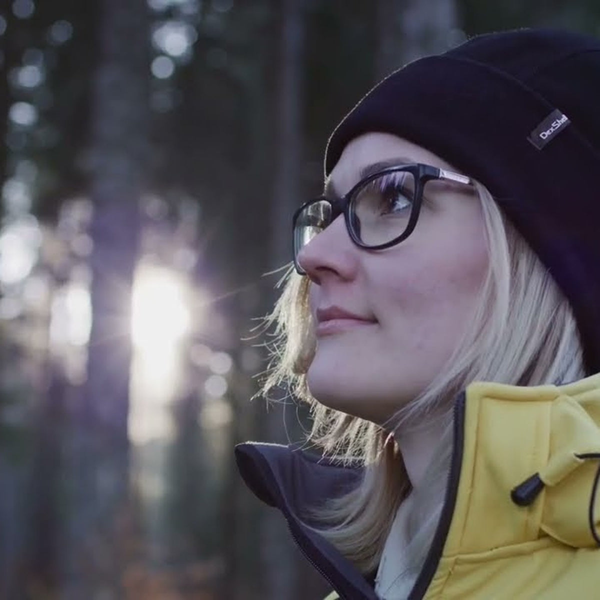 Bonnet imperméable DexShell porté en forêt
