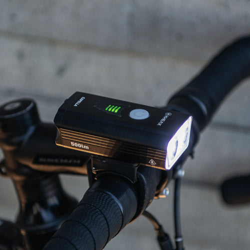 Éclairage avant KHEAX Capella 500 lm monté sur le cintre d'un vélo