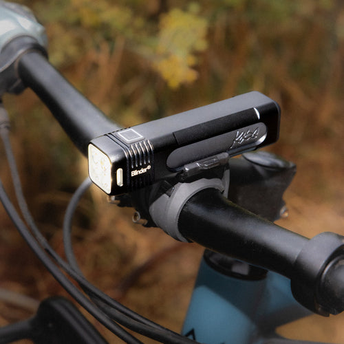 Éclairage avant Knog Blinder 700 monté sur un guidon de vélo