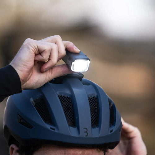 Éclairage BBB AdventureStrike 600 fixé sur un casque vélo