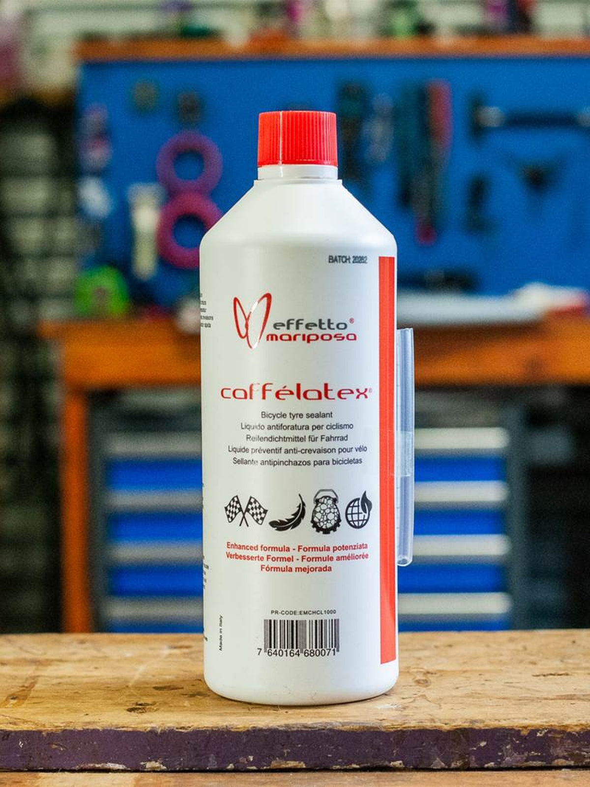 Préventif anti-crevaison Caffélatex 1 L Effetto Mariposa sur un établi