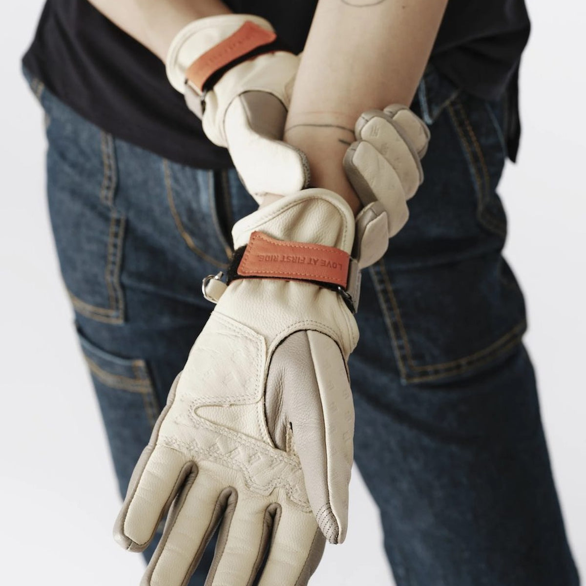 Photo FAQ lifestyle Gants de Protection Vélo mi-Saison - Zoé