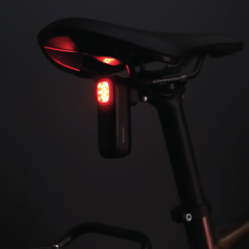 Feu arrière radar KHEAX Pulsar R90 allumé sous la selle d'un vélo