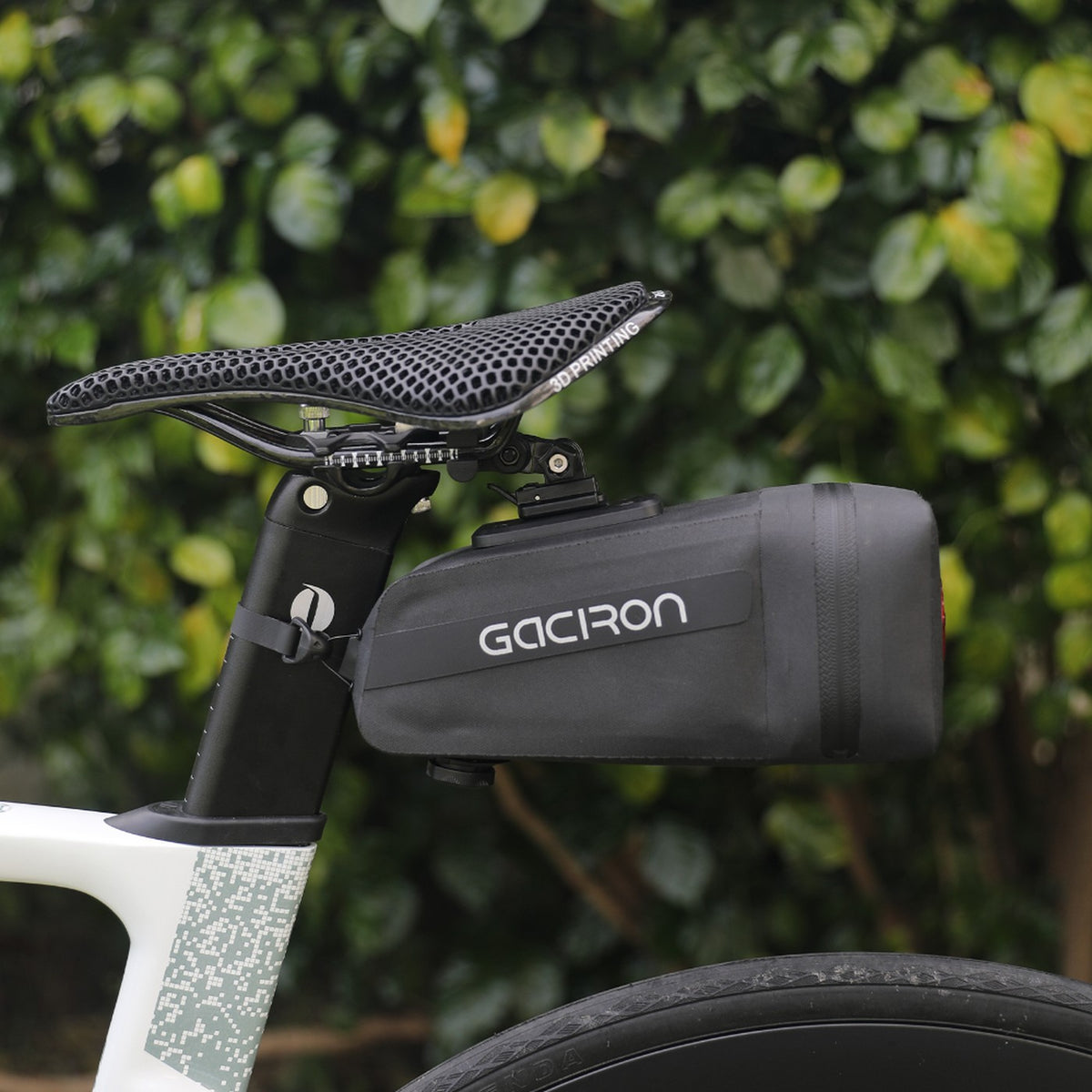 Sacoche Gaciron Bird Nest fixée aux rails de selle d'un vélo