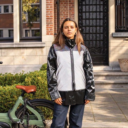 Gilet réfléchissant GOFLUO Orion porté en ville à côté d’un vélo