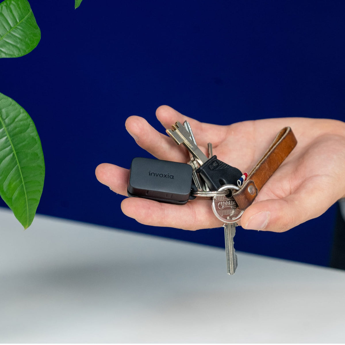 Mini traceur GPS Invoxia accroché à un trousseau de clés