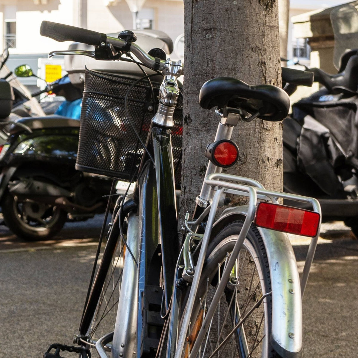 Traceur GPS vélo Invoxia sur un vélo garé en ville
