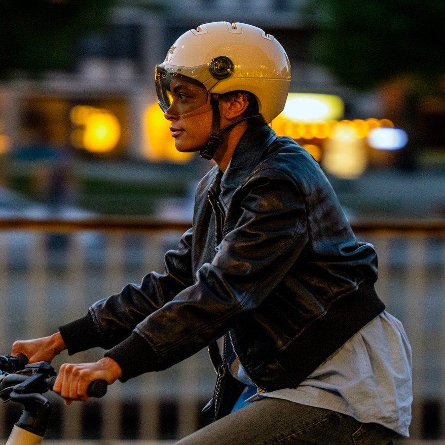 Casque Kask Urban R Champagne porté à vélo en ville le soir