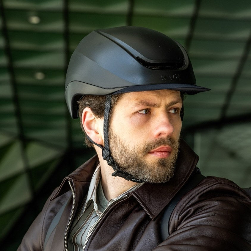 Casque Kask Moebius noir mat porté en ville