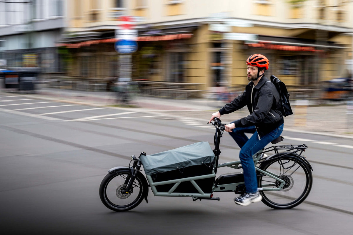Casque Kask Sintesi porté à vélo cargo en ville