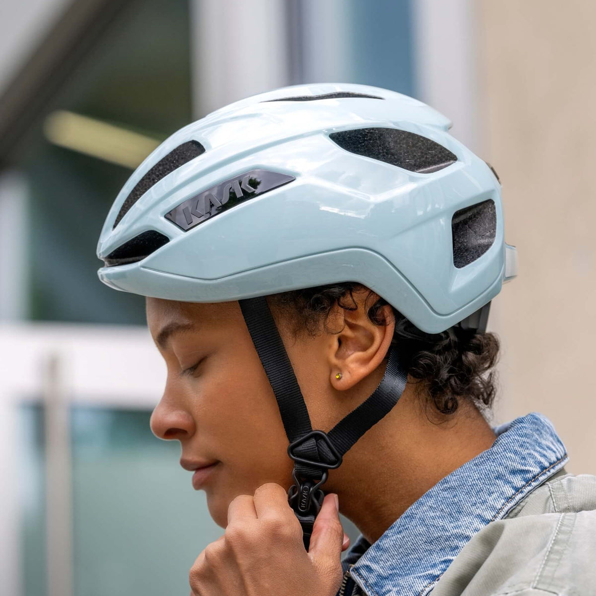 Casque vélo Kask Sintesi porté en ville