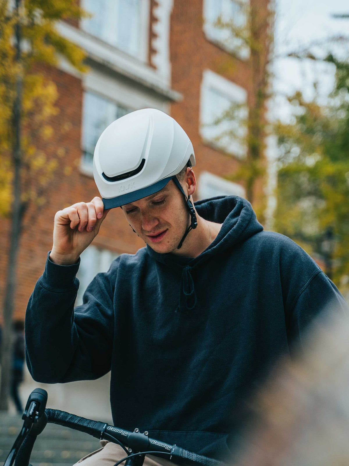Casque Kask Moebius à visière porté à vélo en ville