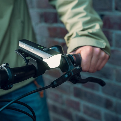 Phare avant AXA Niteline 550 sur le guidon d'un vélo de ville