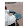 Manchons trottinette Suzon & Suzette - Paulette – Vert Ethnique – gros plan sur le manchon en place